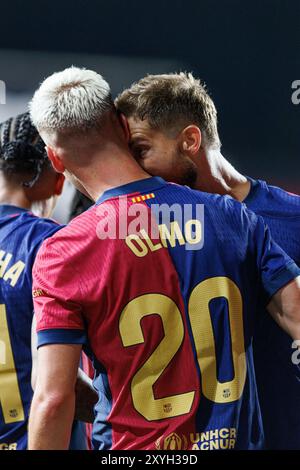 Dani Olmo, Inigo Martinez sah beim LaLiga EA-SPORTSPIEL zwischen den Teams von Rayo Vallecano und FC Barcelona im Estadio de Val nach dem Tor feiern Stockfoto