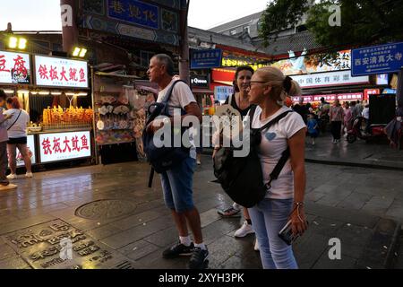 XI'AN, CHINA - 29. AUGUST 2024 - ausländische Touristen besuchen den malerischen Ort des Glockenturms und des Trommelturms in Xi'an, Provinz Shaanxi, China, 29. August 2024. Stockfoto