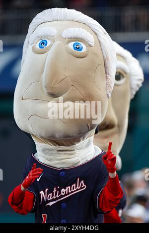 George Washington von den Racing Presidents Maskottchen auf dem Feld im vierten Inning während eines Spiels zwischen den Washington Nationals und den New York Ya Stockfoto