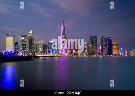 Die Panorama-Skyline von Doha, Katar bei Sonnenaufgang Stockfoto