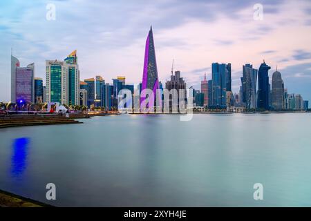 Die Panorama-Skyline von Doha, Katar bei Sonnenaufgang Stockfoto