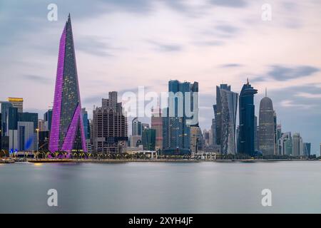 Die Panorama-Skyline von Doha, Katar bei Sonnenaufgang Stockfoto