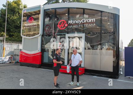 Monza, Italien. August 2024. Haas F1-Team während des Vorbereitungstages, 29. August, der FFormel 1 Pirelli Gran Premio d'Italia 2024, der am Autodromo Nazionale di Monza in Monza (MB) Italien stattfinden soll - 29. August bis 1. September 2024 (Foto: Alessio de Marco/SIPA USA) Credit: SIPA USA/Alamy Live News Stockfoto