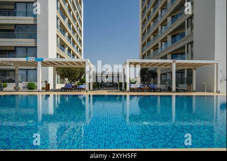 Moderne Wohnzimmer und Terrasse neben dem Schwimmbad Stockfoto