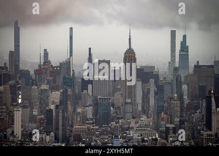 New York, New York, USA. August 2024. Die New Yorker Skyline von Midtown Manhattan vom Finanzviertel aus mit Blick auf das Empire State Building, Hudson Yards, Times Square, Billionaire's Row und One Vanderbilt. NYC ist die Welthauptstadt des Immobilienmarktes, mit großen Entwicklern, Finanzfirmen, Technologieunternehmen und Private-Equity-Unternehmen in den Büros von Manhattan. Die Stadt ist auch ein heißes Bett für ausländische Direktinvestitionen und höhere Bildung mit Schulen wie der Columbia University, der New York University, der New School und der CUNY. Die Stadt wird von geführt Stockfoto