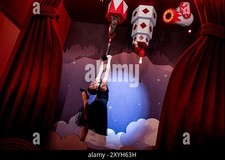 Berlin, Deutschland. August 2024. Ein Künstler steht an der Eröffnung der Erlebnisräume „The Upside Down“. Quelle: Fabian Sommer/dpa/Alamy Live News Stockfoto