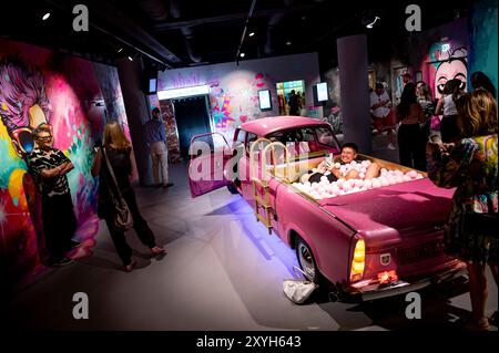 Berlin, Deutschland. August 2024. Die Leute stehen an der Eröffnung der Erlebnisräume 'auf dem Kopf'. Quelle: Fabian Sommer/dpa/Alamy Live News Stockfoto