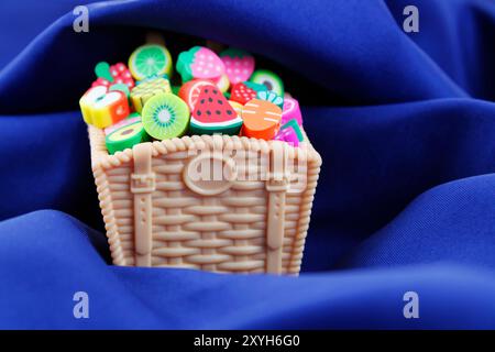Korb voller farbenfroher und abwechslungsreicher Früchte Stockfoto