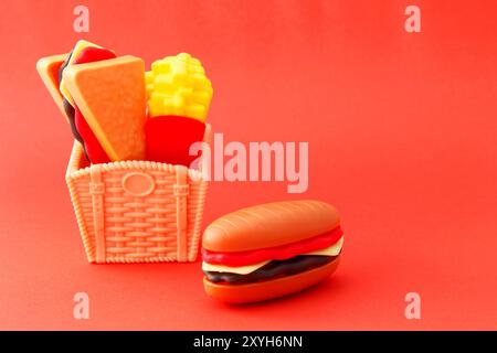 Fast Food, Korb mit Sandwiches und Pommes frites Stockfoto