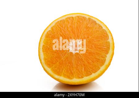 Orangefarbene Schicht isolieren. Zur Hälfte Orangenfrucht Stockfoto