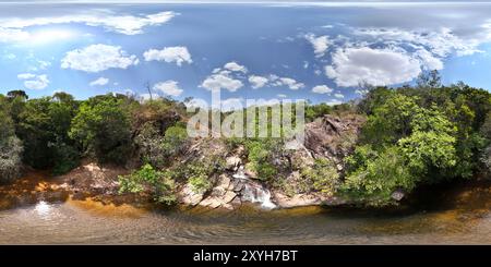 360 Grad Panorama Ansicht von 360 Luftaufnahme mit Drohne von Cachoeira do Pulo in Chapada dos Guimarães, Mato Grosso, Brasilien