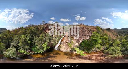 360 Grad Panorama Ansicht von 360 Luftaufnahme mit Drohne des Andorinhas-Wasserfalls in Chapada dos Guimarães, Mato Grosso, Brasilien