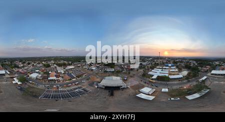 360 Grad Panorama Ansicht von 360 Luftaufnahme mit Drohne des Praca de Festival in Chapada dos Guimarães, Mato Grosso, Brasilien