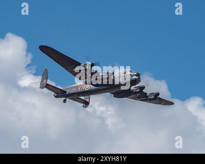 Old Buckenham, UK, 29. Juli 2023: Avro Lancaster Oldtimer-Bomberflugzeug aus dem Zweiten Weltkrieg fliegt auf der Flugschau Stockfoto