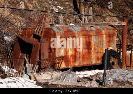 Ein alter verrosteter und verlassener Wagencontainer auf einer Baustelle Stockfoto