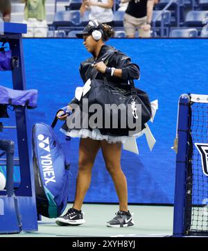 Flushing Meadow, Usa. August 2024. Naomi Osaka läuft auf dem Platz, um Karolina Muchova in der zweiten Runde im Arthur Ashe Stadium der US Open Tennis Championships 2024 im USTA Billie Jean King National Tennis Center am Donnerstag, den 29. August 2024 in New York City zu spielen. Foto: John Angelillo/UPI Credit: UPI/Alamy Live News Stockfoto