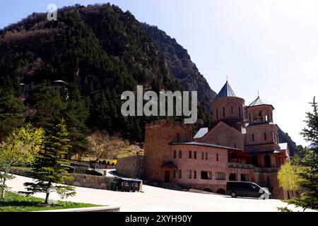 Blick auf das Kloster Heiliger Erzengel an der Grenze zu georgien russland. Gelegen in der Dariali-Schlucht, Georgia Stockfoto