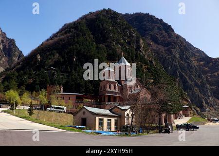 Blick auf das Kloster Heiliger Erzengel an der Grenze zu georgien russland. Gelegen in der Dariali-Schlucht, Georgia Stockfoto