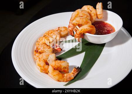 Garnelen-Cocktail-Vorspeise auf einem weißen Teller mit einer Schüssel Cocktailsauce Stockfoto