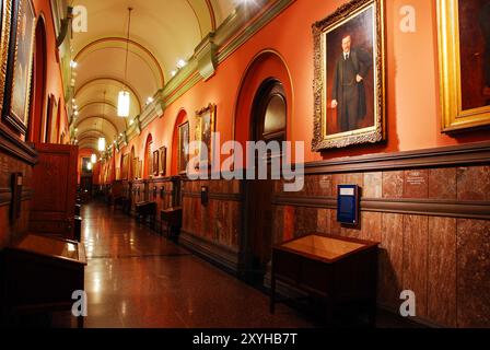 Das New York State Capitol in Albany hängt Porträts früherer Gouverneure des Staates, einschließlich Theodore Roosevelt, der Präsident werden sollte Stockfoto