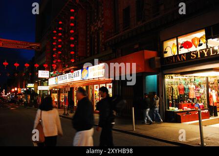 San Francisco, CA USA 25. August 2009 Freunde schlendern durch die Straßen von Chinatown in San Francisco, während die Nacht von chinesischen Laternen und dem beleuchtet wird Stockfoto