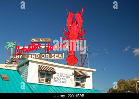 Ein großer Hummer steht vor dem Schild für ein Fischrestaurant auf City Island in der Bronx, New York Stockfoto