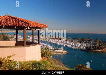 Ein rot gekachelter Pavillon oben auf einem Hügel bietet einen Panoramablick auf den Hafen von Dana Point und den Pazifischen Ozean in Kalifornien Stockfoto