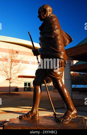 Eine Skulptur von Mahatma Gandhi in seiner ikonischen Pose steht vor dem Martin Luther King Center for Non Violence Education Stockfoto