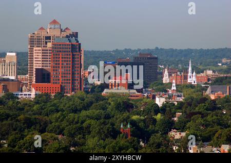 Die Kirchtürme erheben sich in der Nähe der Bürogebäude und Hochhäuser von New Haven Connecticut Stockfoto