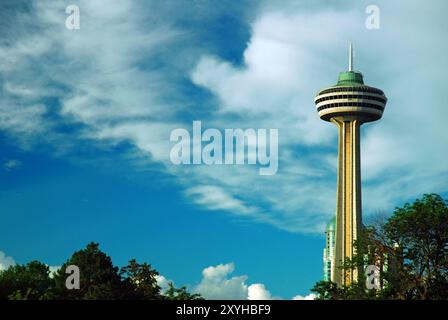 Der Skylon Tower erhebt sich über der Stadt Niagara Falls in Ontario und bietet einen Blick auf die Stadt und die Wasserfälle Stockfoto