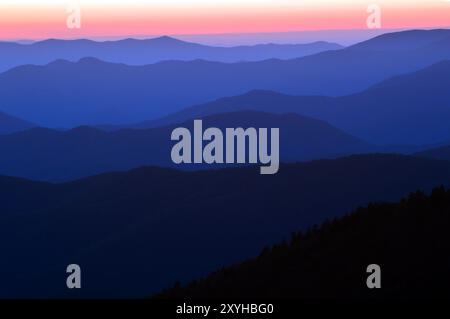 Schichten in der Landschaft erscheinen im Dunst als Sonnenuntergänge im Great Smokey Mountains National Park in Tennessee Stockfoto