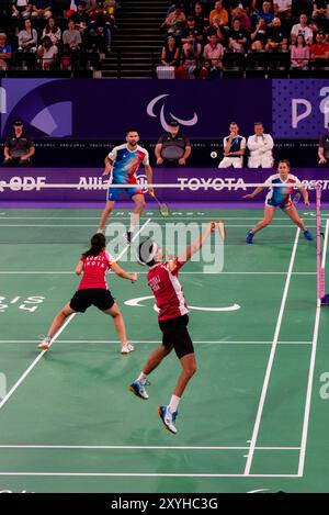 Paris, Frankreich. August 2024. Palak KOHLI und Suhas Lalinakere YATHIRAJ aus Indien treten gegen Lucas MAZUR und Faustine NOEL aus Frankreich in der Para Badminton Mixed Doubles SL3-SU5 Group Play Stage am ersten Tag der Paralympischen Spiele 2024 in der Arena Porte de La Chapelle an. Quelle: Fabienne Koch/Alamy Live News Stockfoto