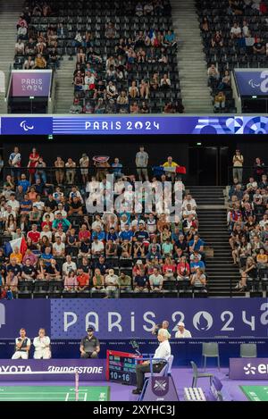 Paris, Frankreich. August 2024. Zuschauer der Para Badminton Mixed Doppel SL3-SU5 Gruppenspielbühne am ersten Tag der Paralympischen Spiele 2024 in der Arena Porte de La Chapelle. Quelle: Fabienne Koch/Alamy Live News Stockfoto