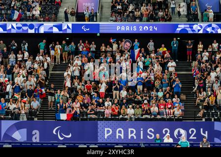Paris, Frankreich. August 2024. Zuschauer der Para Badminton Mixed Doppel SL3-SU5 Gruppenspielbühne am ersten Tag der Paralympischen Spiele 2024 in der Arena Porte de La Chapelle. Quelle: Fabienne Koch/Alamy Live News Stockfoto