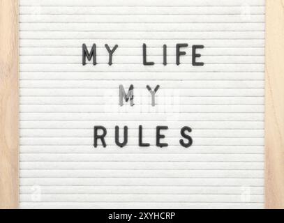 Brieftafel mit Phrase mein Leben meine Regeln auf weißem Hintergrund, Draufsicht Stockfoto