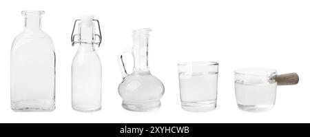 Essig in verschiedenen Gläsern auf weißem Hintergrund, Set Stockfoto