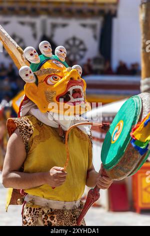 Junge buddhistische Mönche, die in traditioneller Tracht gekleidet waren und im Hemis-Kloster während des Hemis-Festivals in Leh, Ladakh, Indien, am 17. Juni 2024 Trommeln schlugen. Stockfoto