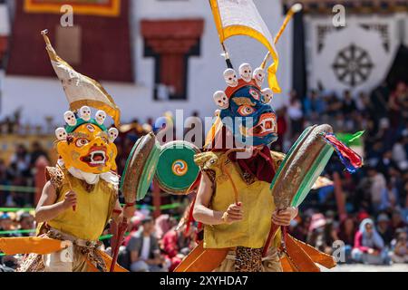 Junge buddhistische Mönche, die in traditioneller Tracht gekleidet waren und im Hemis-Kloster während des Hemis-Festivals in Leh, Ladakh, Indien, am 17. Juni 2024 Trommeln schlugen. Stockfoto