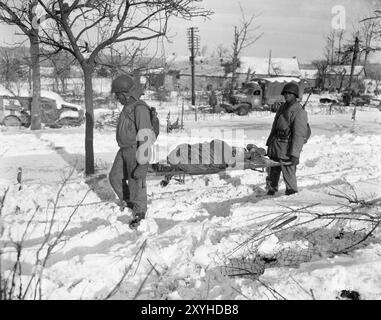 Die Leichen der US-Kriegsgefangenen, die in Malmedy massakriert wurden, wurden am 14. Januar 1945 vom Ort des Massakers entfernt. Das Massaker von Malmedy war die Hinrichtung von 84 gefangenen US-Soldaten durch die Waffen-SS. Das Massaker fand am 17. Dezember 1944 während der Ardennenoffensive statt, auch bekannt als die Ardennenschlacht. Stockfoto