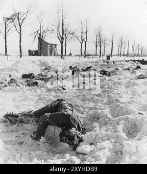 Leichen amerikanischer Soldaten, die von der SS bei der Gräueltat in Malmedy getötet wurden. Das Massaker in Malmedy war die summay Hinrichtung von 84 gefangenen US-Soldaten durch die Waffen-SS. Das Massaker fand am 17. Dezember 1944 während der Ardennenoffensive statt, auch bekannt als die Ardennenschlacht. Stockfoto