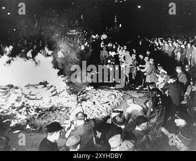 Das öffentliche Verbrennen von "undeutschen" Büchern durch SA-Mitglieder und Universitätsstudenten auf dem Berliner Opernplatz. Das Foto ist vom 10. Mai 1933. Es zeigt, wie sich die öffentliche Meinung in den drei Monaten vor Hitlers Beitritt zu Popwer so radikal verändert hat. Stockfoto