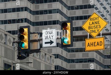 Verkehrsstopp-Schilder in Downtown Philadelphia PA Stockfoto