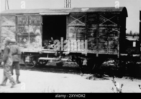 Der Todeszug Dachau bestand aus fast vierzig Triebwagen mit 5000 Gefangenen, die am 7. April 1945 aus Buchenwald evakuiert wurden. Der Zug kam am Nachmittag des 28. April mit den Leichen von 2.000 bis 3.000 Gefangenen in Dachau an, die während der Reise ums Leben gekommen waren. Der Zug mit den Leichen wurde von der US-Armee gefunden, als er am nächsten Tag freigelassen wurde. Obwohl es ein Zwangsarbeitslager war und es dort keine Gaskammern gab, waren Brutalität und gewalttätige Strafen die Norm. Dort gab es 32000 dokumentierte Todesfälle und viele Tausende weitere undokumentierte Todesfälle. Stockfoto