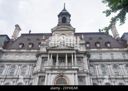 Das historische Gebäude Hotel de ville in montreal kanada an einem bewölkten Tag. Stockfoto