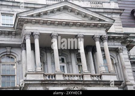 Das historische Gebäude Hotel de ville in montreal kanada an einem bewölkten Tag. Stockfoto