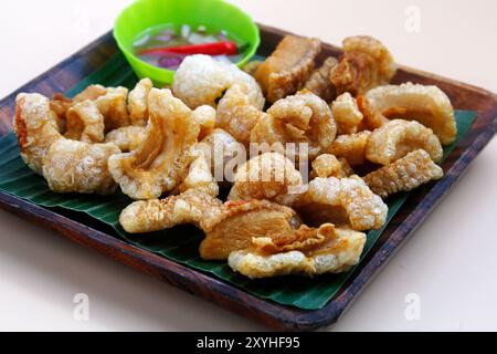 Foto von frisch gekochtem Chicharon oder gebratener Schweinehaut. Stockfoto