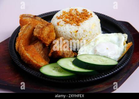 Foto von frisch zubereitetem philippinischem Essen namens Bagnet oder knusprigem, frittiertem Schweinebauch serviert mit Reis und Ei. Stockfoto