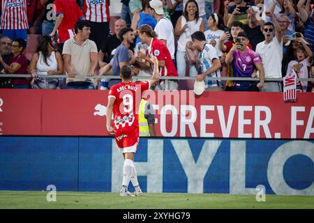 Girona, Spanien. August 2024. Abel Ruiz (Girona FC) feiert, nachdem er das Tor seines Teams mit seinen Teamkollegen bei einem La Liga EA Sports Spiel zwischen Girona FC und CA Osasuna im Estadi Municipal de Montilivi in Girona erzielt hat. Girona FC 4 – CA Osasuna 0. Quelle: SOPA Images Limited/Alamy Live News Stockfoto