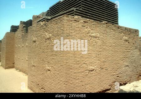 Restaurierte Mauer mit einem Mushussu-Drachen, mythische Kreatur, die im alten Babylon, Irak, 1981 verehrt wurde Stockfoto