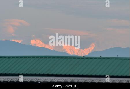 Siliguri, Westbengalen, Indien. 30. August 2024. Der Gipfel des Kangchenjunga im östlichen Himalaya, mit einer Höhe von 8.586 Metern (28.169 Fuß) der dritthöchste Berg der Welt, ist von Siliguri aus zu sehen. (Kreditbild: © Diptendu Dutta/ZUMA Press Wire) NUR REDAKTIONELLE VERWENDUNG! Nicht für kommerzielle ZWECKE! Stockfoto